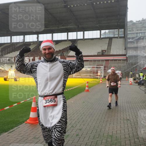 07.12.2025 - St. Pauli X-Mass-Run No. 15 Fabian Wolf http://msf.ph/oto/9392980 07.12.2025 10:14:47 Ziel 1867, 1873, 2864, 3481, 3565, 4508 meine-sportfotos.de