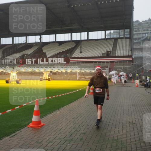 07.12.2025 - St. Pauli X-Mass-Run No. 15 Fabian Wolf http://msf.ph/oto/9392985 07.12.2025 10:14:49 Ziel 1363, 1867, 1869, 1873, 3481, 3565, 4508 meine-sportfotos.de