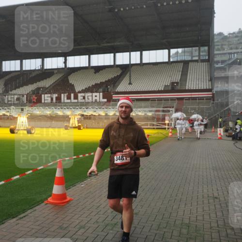 07.12.2025 - St. Pauli X-Mass-Run No. 15 Fabian Wolf http://msf.ph/oto/9392990 07.12.2025 10:14:50 Ziel 1363, 1867, 1869, 1873, 3481, 3565 meine-sportfotos.de