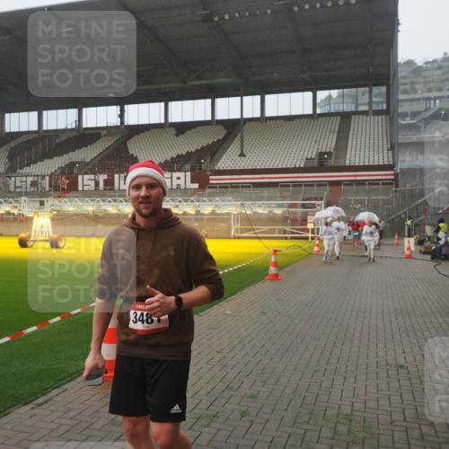 07.12.2025 - St. Pauli X-Mass-Run No. 15 Fabian Wolf http://msf.ph/oto/9392993 07.12.2025 10:14:51 Ziel 1363, 1867, 1869, 1873, 3481, 3565, 4001, 4004 meine-sportfotos.de