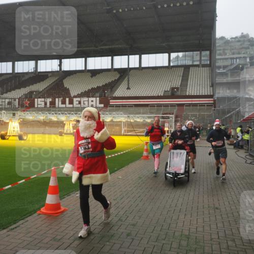 07.12.2025 - St. Pauli X-Mass-Run No. 15 Fabian Wolf http://msf.ph/oto/9393019 07.12.2025 10:15:01 Ziel 762, 1363, 1867, 1869, 1873, 2883, 2891, 3741, 4001, 4004 meine-sportfotos.de