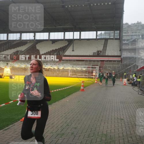 07.12.2025 - St. Pauli X-Mass-Run No. 15 Fabian Wolf http://msf.ph/oto/9393048 07.12.2025 10:15:09 Ziel 308, 438, 762, 2666, 2667, 2668, 2883, 2891, 3741, 4001, 4004 meine-sportfotos.de