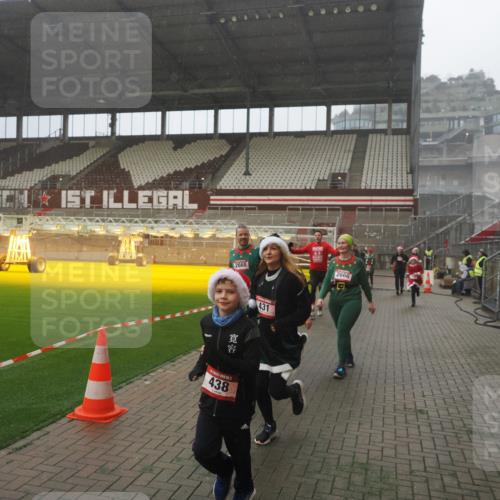 07.12.2025 - St. Pauli X-Mass-Run No. 15 Fabian Wolf http://msf.ph/oto/9393058 07.12.2025 10:15:18 Ziel 308, 431, 436, 438, 1180, 1183, 1885, 2666, 2667, 2668, 3103, 3741, 4494, 4536 meine-sportfotos.de