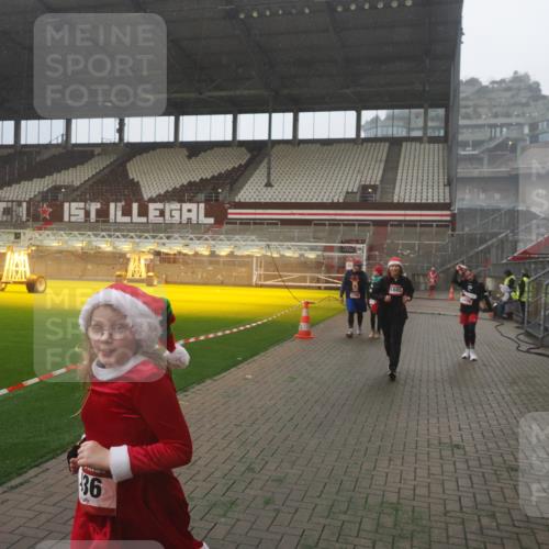 07.12.2025 - St. Pauli X-Mass-Run No. 15 Fabian Wolf http://msf.ph/oto/9393083 07.12.2025 10:15:23 Ziel 431, 436, 438, 1180, 1183, 1885, 2666, 2667, 2668, 3103, 4494, 4536 meine-sportfotos.de