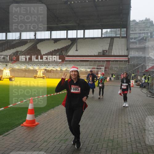 07.12.2025 - St. Pauli X-Mass-Run No. 15 Fabian Wolf http://msf.ph/oto/9393088 07.12.2025 10:15:25 Ziel 431, 436, 438, 1180, 1183, 1885, 3103, 4494, 4536 meine-sportfotos.de