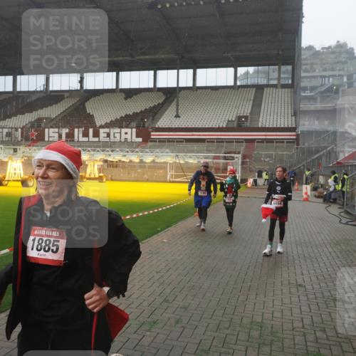 07.12.2025 - St. Pauli X-Mass-Run No. 15 Fabian Wolf http://msf.ph/oto/9393091 07.12.2025 10:15:26 Ziel 431, 436, 438, 1180, 1183, 1885, 3053, 3103, 4494, 4536 meine-sportfotos.de