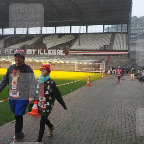 07.12.2025 - St. Pauli X-Mass-Run No. 15 Fabian Wolf http://msf.ph/oto/9393104 07.12.2025 10:15:31 Ziel 436, 1180, 1183, 1885, 2745, 3053, 3103, 4494, 4536 meine-sportfotos.de