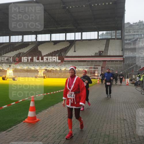 07.12.2025 - St. Pauli X-Mass-Run No. 15 Fabian Wolf http://msf.ph/oto/9393111 07.12.2025 10:15:39 Ziel 2641, 2645, 2652, 2658, 2659, 2745, 3053, 4455 meine-sportfotos.de