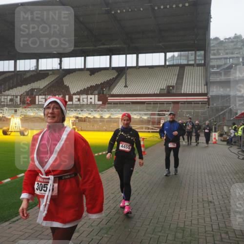 07.12.2025 - St. Pauli X-Mass-Run No. 15 Fabian Wolf http://msf.ph/oto/9393115 07.12.2025 10:15:40 Ziel 2641, 2645, 2652, 2658, 2659, 2745, 3053, 4455 meine-sportfotos.de