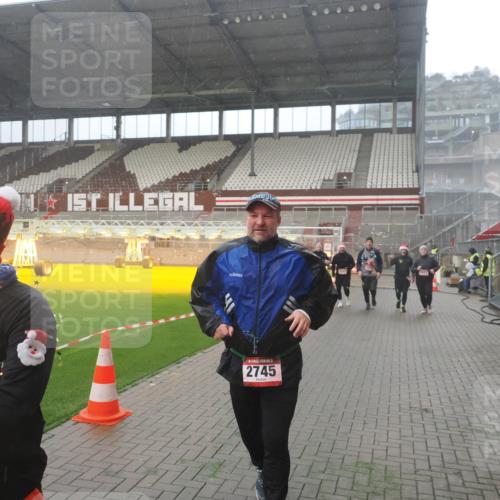 07.12.2025 - St. Pauli X-Mass-Run No. 15 Fabian Wolf http://msf.ph/oto/9393123 07.12.2025 10:15:42 Ziel 2641, 2645, 2652, 2658, 2659, 2745, 3053, 4455 meine-sportfotos.de