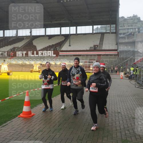 07.12.2025 - St. Pauli X-Mass-Run No. 15 Fabian Wolf http://msf.ph/oto/9393132 07.12.2025 10:15:47 Ziel 2641, 2645, 2652, 2658, 2659, 2745, 4455 meine-sportfotos.de