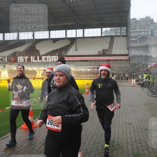 07.12.2025 - St. Pauli X-Mass-Run No. 15 Fabian Wolf http://msf.ph/oto/9393136 07.12.2025 10:15:48 Ziel 2641, 2645, 2652, 2658, 2659, 2745, 4455 meine-sportfotos.de