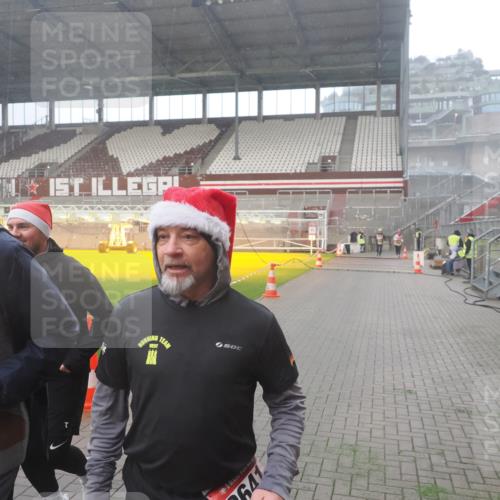 07.12.2025 - St. Pauli X-Mass-Run No. 15 Fabian Wolf http://msf.ph/oto/9393138 07.12.2025 10:15:48 Ziel 2641, 2645, 2652, 2658, 2659, 2745, 4455 meine-sportfotos.de