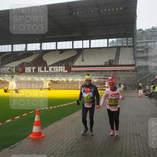 07.12.2025 - St. Pauli X-Mass-Run No. 15 Fabian Wolf http://msf.ph/oto/9393142 07.12.2025 10:16:04 Ziel 2545, 2546 meine-sportfotos.de