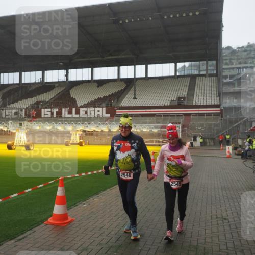 07.12.2025 - St. Pauli X-Mass-Run No. 15 Fabian Wolf http://msf.ph/oto/9393144 07.12.2025 10:16:04 Ziel 2545, 2546 meine-sportfotos.de