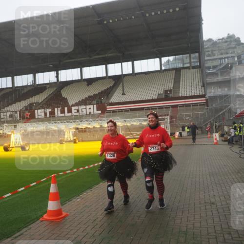 07.12.2025 - St. Pauli X-Mass-Run No. 15 Fabian Wolf http://msf.ph/oto/9393156 07.12.2025 10:16:22 Ziel 394, 1328, 2743 meine-sportfotos.de
