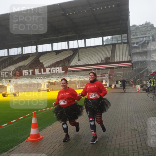 07.12.2025 - St. Pauli X-Mass-Run No. 15 Fabian Wolf http://msf.ph/oto/9393157 07.12.2025 10:16:23 Ziel 394, 1328, 2743 meine-sportfotos.de