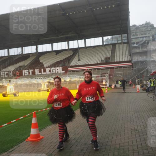 07.12.2025 - St. Pauli X-Mass-Run No. 15 Fabian Wolf http://msf.ph/oto/9393158 07.12.2025 10:16:23 Ziel 394, 1328, 2743 meine-sportfotos.de