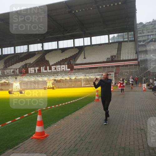 07.12.2025 - St. Pauli X-Mass-Run No. 15 Fabian Wolf http://msf.ph/oto/9393163 07.12.2025 10:16:28 Ziel 394, 1328, 2743, 4362, 4510 meine-sportfotos.de