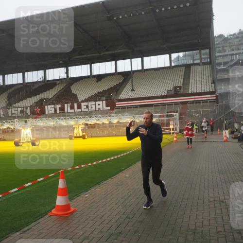 07.12.2025 - St. Pauli X-Mass-Run No. 15 Fabian Wolf http://msf.ph/oto/9393165 07.12.2025 10:16:28 Ziel 394, 1328, 2743, 4362, 4510 meine-sportfotos.de