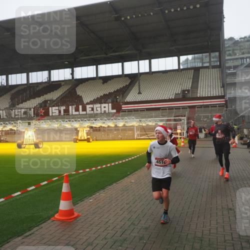 07.12.2025 - St. Pauli X-Mass-Run No. 15 Fabian Wolf http://msf.ph/oto/9393177 07.12.2025 10:16:34 Ziel 2185, 2266, 4362, 4363, 4510 meine-sportfotos.de
