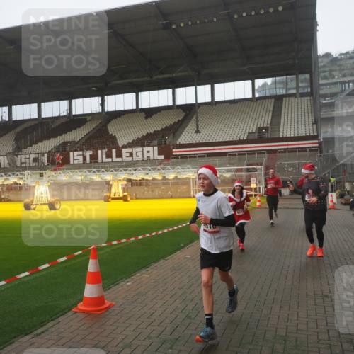 07.12.2025 - St. Pauli X-Mass-Run No. 15 Fabian Wolf http://msf.ph/oto/9393178 07.12.2025 10:16:34 Ziel 2185, 2266, 4362, 4363, 4510 meine-sportfotos.de