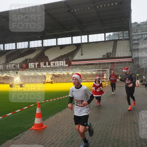 07.12.2025 - St. Pauli X-Mass-Run No. 15 Fabian Wolf http://msf.ph/oto/9393179 07.12.2025 10:16:34 Ziel 2185, 2266, 4362, 4363, 4510 meine-sportfotos.de
