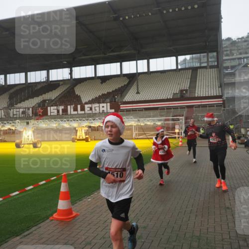 07.12.2025 - St. Pauli X-Mass-Run No. 15 Fabian Wolf http://msf.ph/oto/9393180 07.12.2025 10:16:35 Ziel 2185, 2266, 4362, 4363, 4510 meine-sportfotos.de