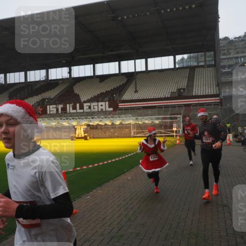 07.12.2025 - St. Pauli X-Mass-Run No. 15 Fabian Wolf http://msf.ph/oto/9393182 07.12.2025 10:16:35 Ziel 2185, 2266, 4362, 4363, 4510 meine-sportfotos.de