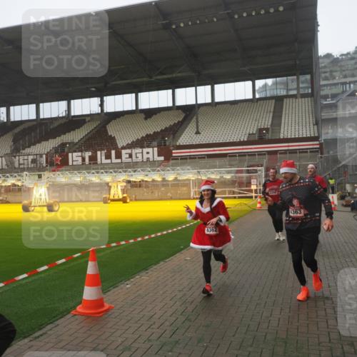 07.12.2025 - St. Pauli X-Mass-Run No. 15 Fabian Wolf http://msf.ph/oto/9393183 07.12.2025 10:16:35 Ziel 2185, 2266, 4362, 4363, 4510 meine-sportfotos.de