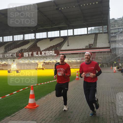 07.12.2025 - St. Pauli X-Mass-Run No. 15 Fabian Wolf http://msf.ph/oto/9393192 07.12.2025 10:16:37 Ziel 2185, 2266, 4362, 4363, 4510 meine-sportfotos.de