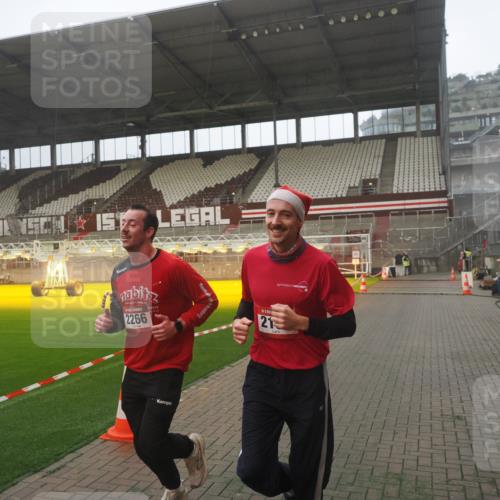 07.12.2025 - St. Pauli X-Mass-Run No. 15 Fabian Wolf http://msf.ph/oto/9393194 07.12.2025 10:16:37 Ziel 2185, 2266, 4362, 4363, 4510 meine-sportfotos.de