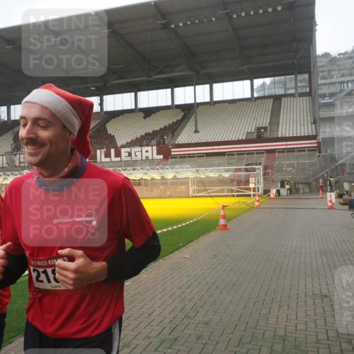 07.12.2025 - St. Pauli X-Mass-Run No. 15 Fabian Wolf http://msf.ph/oto/9393196 07.12.2025 10:16:38 Ziel 2185, 2266, 4362, 4363, 4510 meine-sportfotos.de