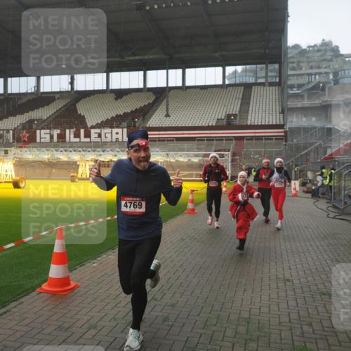 07.12.2025 - St. Pauli X-Mass-Run No. 15 Fabian Wolf http://msf.ph/oto/9393202 07.12.2025 10:16:48 Ziel 1989, 1997, 2185, 2266, 3633, 4356, 4359, 4363, 4769 meine-sportfotos.de