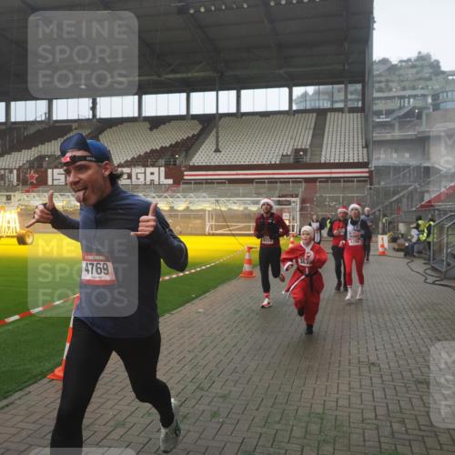 07.12.2025 - St. Pauli X-Mass-Run No. 15 Fabian Wolf http://msf.ph/oto/9393203 07.12.2025 10:16:48 Ziel 1989, 1997, 2185, 2266, 3633, 4356, 4359, 4363, 4769 meine-sportfotos.de