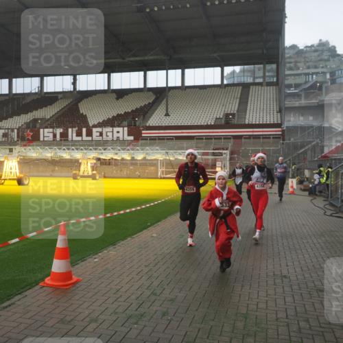 07.12.2025 - St. Pauli X-Mass-Run No. 15 Fabian Wolf http://msf.ph/oto/9393205 07.12.2025 10:16:49 Ziel 1620, 1989, 1997, 2185, 2266, 3633, 4356, 4359, 4363, 4769 meine-sportfotos.de