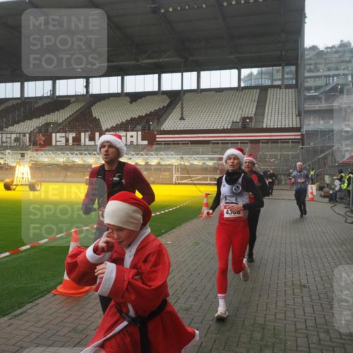 07.12.2025 - St. Pauli X-Mass-Run No. 15 Fabian Wolf http://msf.ph/oto/9393210 07.12.2025 10:16:50 Ziel 1620, 1989, 1997, 2185, 2266, 3633, 4356, 4359, 4769 meine-sportfotos.de