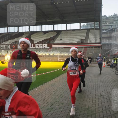 07.12.2025 - St. Pauli X-Mass-Run No. 15 Fabian Wolf http://msf.ph/oto/9393211 07.12.2025 10:16:50 Ziel 1620, 1989, 1997, 2185, 2266, 3633, 4356, 4359, 4769 meine-sportfotos.de