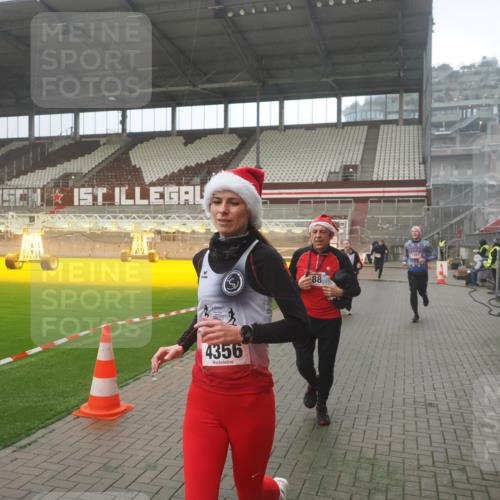 07.12.2025 - St. Pauli X-Mass-Run No. 15 Fabian Wolf http://msf.ph/oto/9393213 07.12.2025 10:16:50 Ziel 1620, 1989, 1997, 2185, 2266, 3633, 4356, 4359, 4769 meine-sportfotos.de