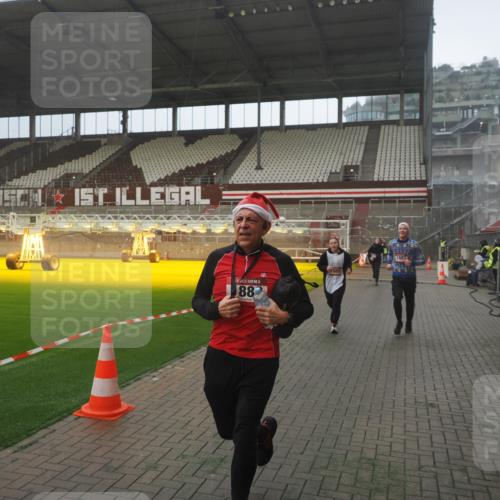 07.12.2025 - St. Pauli X-Mass-Run No. 15 Fabian Wolf http://msf.ph/oto/9393216 07.12.2025 10:16:51 Ziel 1620, 1989, 1997, 2185, 2266, 3633, 4356, 4359, 4769 meine-sportfotos.de