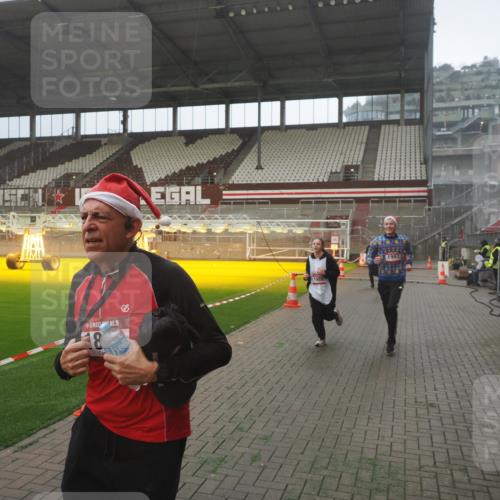 07.12.2025 - St. Pauli X-Mass-Run No. 15 Fabian Wolf http://msf.ph/oto/9393218 07.12.2025 10:16:51 Ziel 1620, 1989, 1997, 2185, 2266, 3633, 4356, 4359, 4769 meine-sportfotos.de
