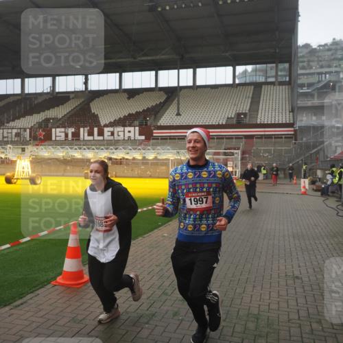 07.12.2025 - St. Pauli X-Mass-Run No. 15 Fabian Wolf http://msf.ph/oto/9393225 07.12.2025 10:16:53 Ziel 1620, 1989, 1997, 2694, 3633, 4356, 4359, 4769 meine-sportfotos.de