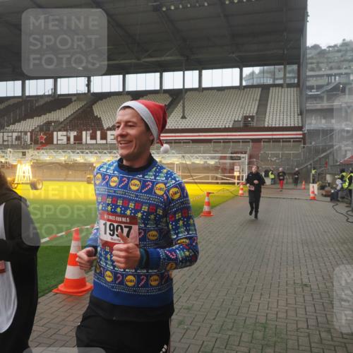 07.12.2025 - St. Pauli X-Mass-Run No. 15 Fabian Wolf http://msf.ph/oto/9393227 07.12.2025 10:16:53 Ziel 1620, 1989, 1997, 2694, 3633, 4356, 4359, 4769 meine-sportfotos.de