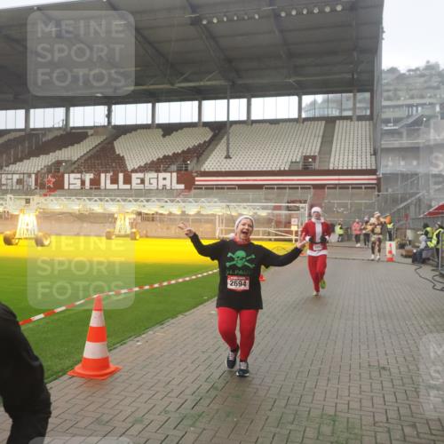07.12.2025 - St. Pauli X-Mass-Run No. 15 Fabian Wolf http://msf.ph/oto/9393257 07.12.2025 10:17:05 Ziel 1620, 1762, 1989, 1997, 2694, 3229, 3987 meine-sportfotos.de