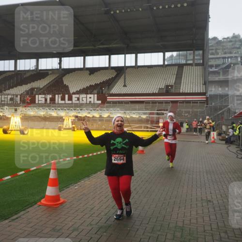 07.12.2025 - St. Pauli X-Mass-Run No. 15 Fabian Wolf http://msf.ph/oto/9393259 07.12.2025 10:17:05 Ziel 1620, 1762, 1989, 1997, 2694, 3229, 3987 meine-sportfotos.de