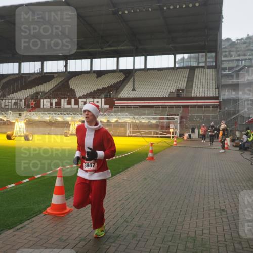 07.12.2025 - St. Pauli X-Mass-Run No. 15 Fabian Wolf http://msf.ph/oto/9393267 07.12.2025 10:17:07 Ziel 1620, 1762, 2694, 3229, 3522, 3874, 3987 meine-sportfotos.de