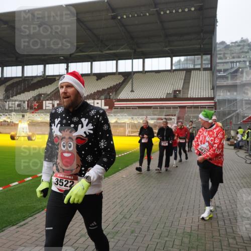07.12.2025 - St. Pauli X-Mass-Run No. 15 Fabian Wolf http://msf.ph/oto/9393274 07.12.2025 10:17:19 Ziel 257, 268, 3229, 3522, 3874, 3987, 4114, 4339, 4764 meine-sportfotos.de