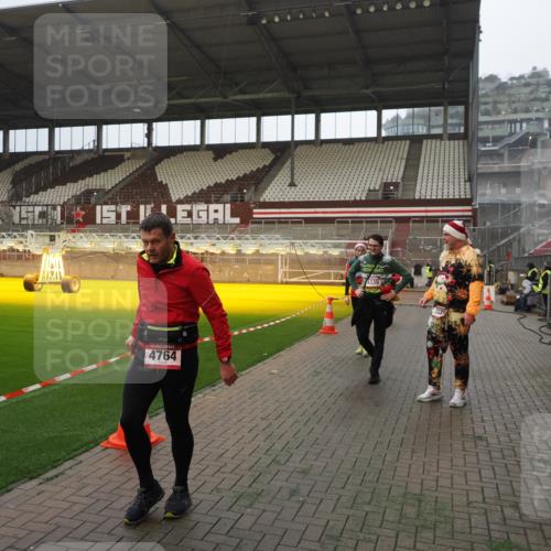 07.12.2025 - St. Pauli X-Mass-Run No. 15 Fabian Wolf http://msf.ph/oto/9393286 07.12.2025 10:17:27 Ziel 257, 268, 2688, 2725, 2952, 3874, 4114, 4339, 4764 meine-sportfotos.de