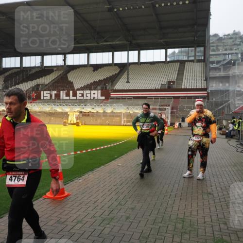 07.12.2025 - St. Pauli X-Mass-Run No. 15 Fabian Wolf http://msf.ph/oto/9393290 07.12.2025 10:17:27 Ziel 257, 268, 2688, 2725, 2952, 3874, 4114, 4339, 4764 meine-sportfotos.de