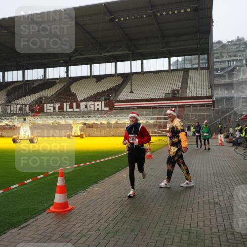 07.12.2025 - St. Pauli X-Mass-Run No. 15 Fabian Wolf http://msf.ph/oto/9393300 07.12.2025 10:17:33 Ziel 1161, 1162, 2688, 2725, 2952, 4114, 4127, 4339 meine-sportfotos.de
